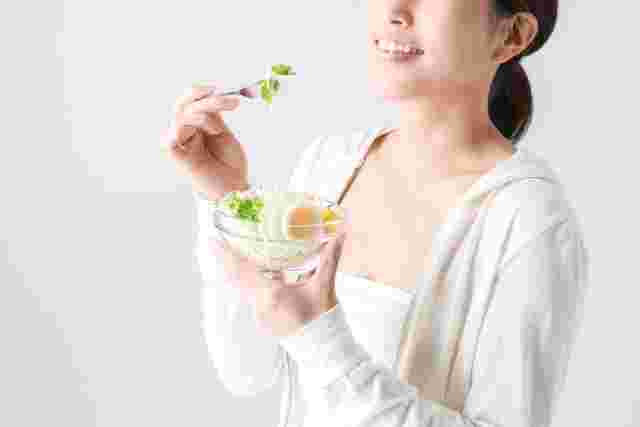 健康的な食事をしている人のイメージ画像