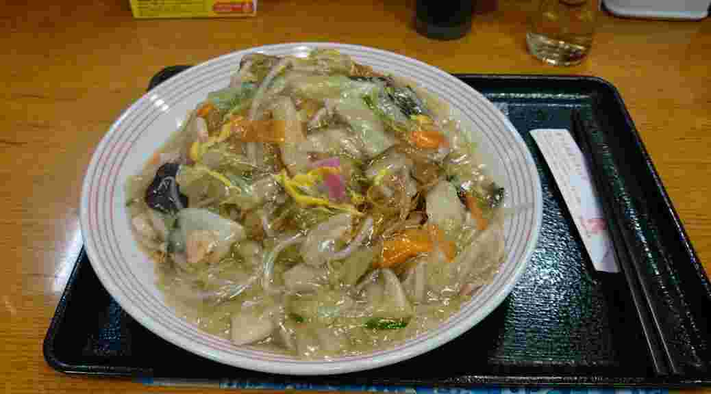 皿うどんにからしをかけている様子