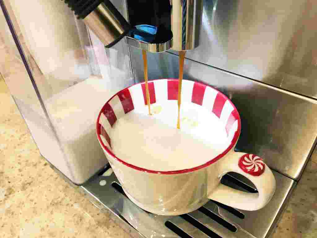 プリマドンナ XSエスプレッソマシンでコーヒーを淹れる様子