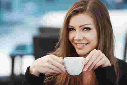 コーヒーを飲む外国人女性