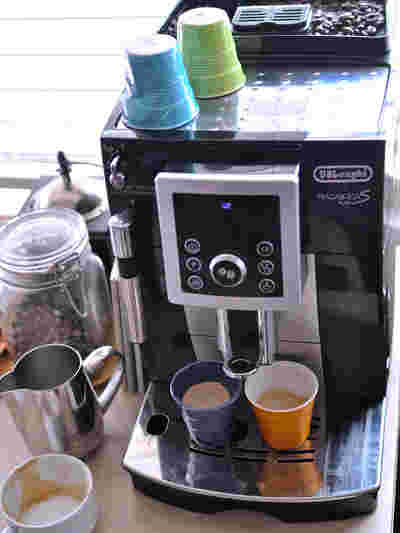エスプレッソマシンでコーヒーを入れる様子