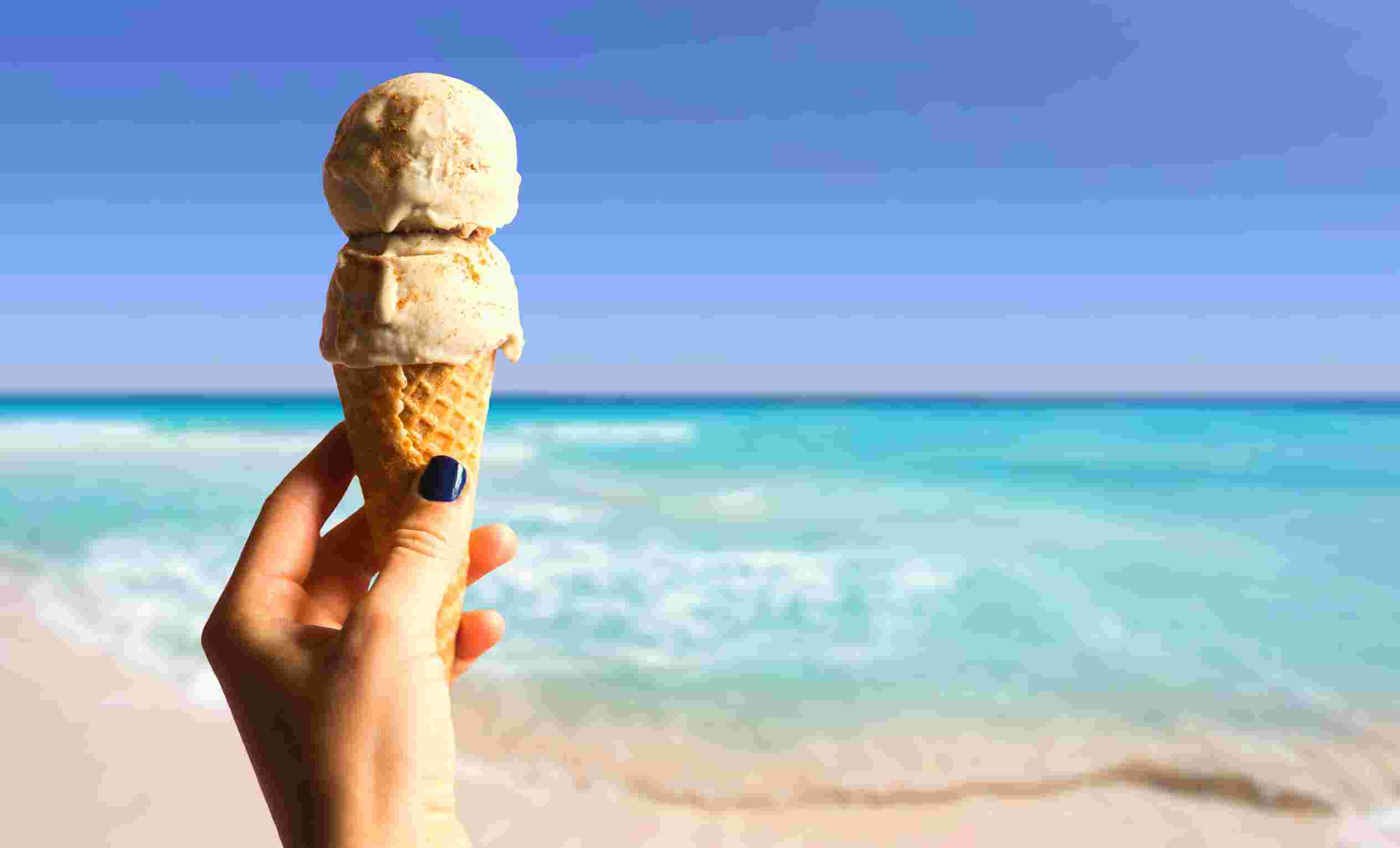 https://publicdomainq.net/ice-cream-hand-beach-0015732/