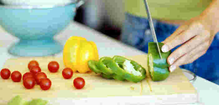 野菜を包丁で切る調理中