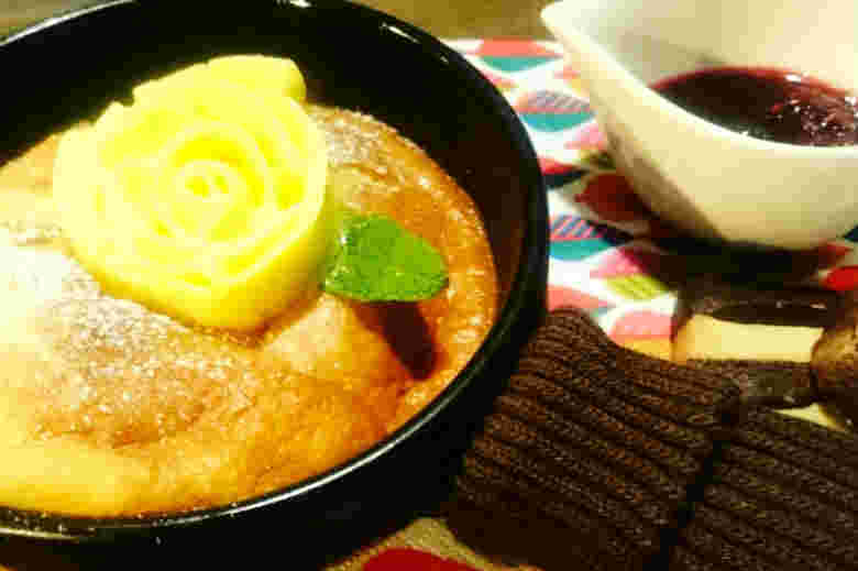 バタークリームで食べるオーブンパンケーキ
