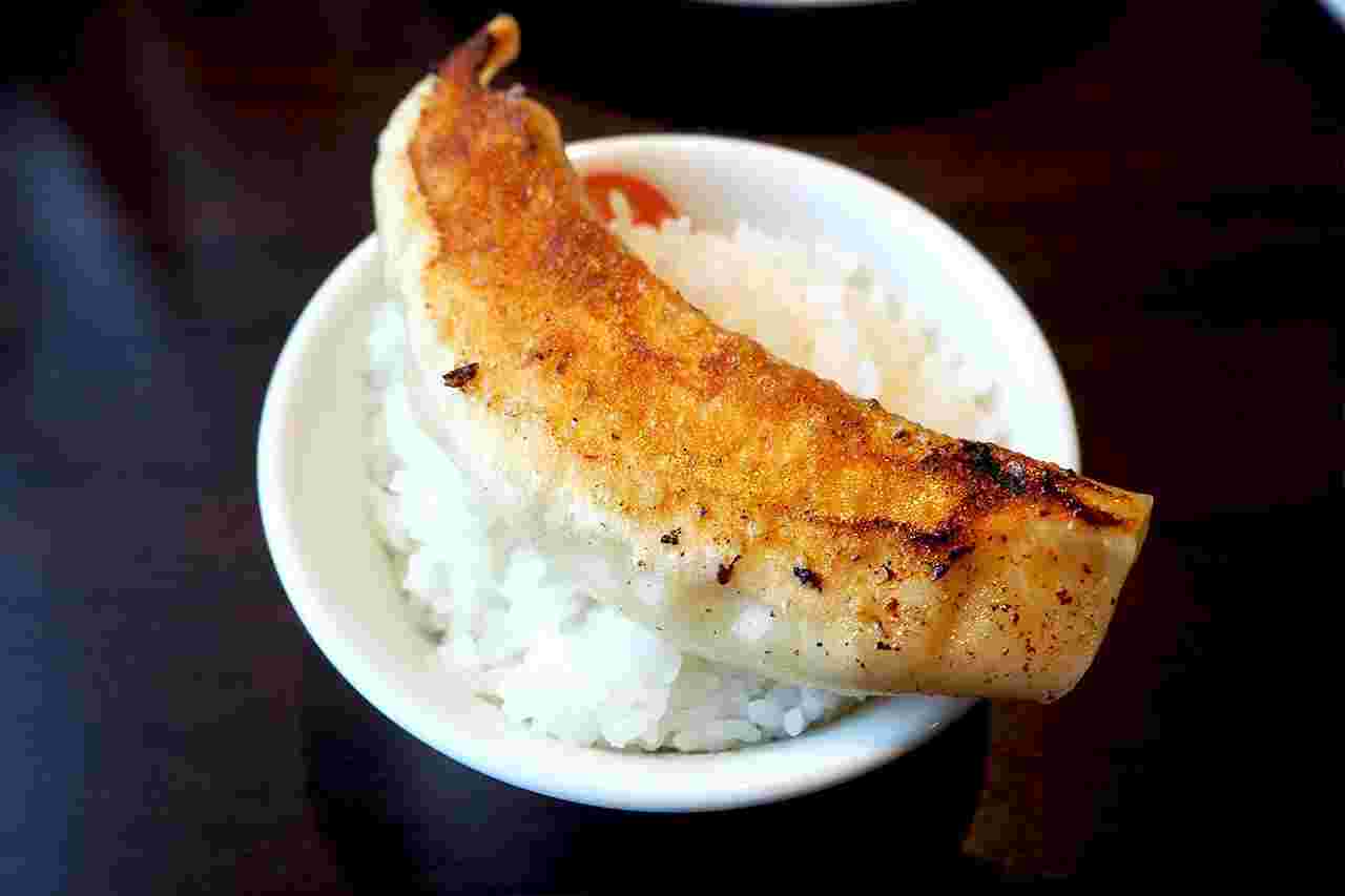 ライスの茶碗からはみ出るほど大きいジャンボ餃子