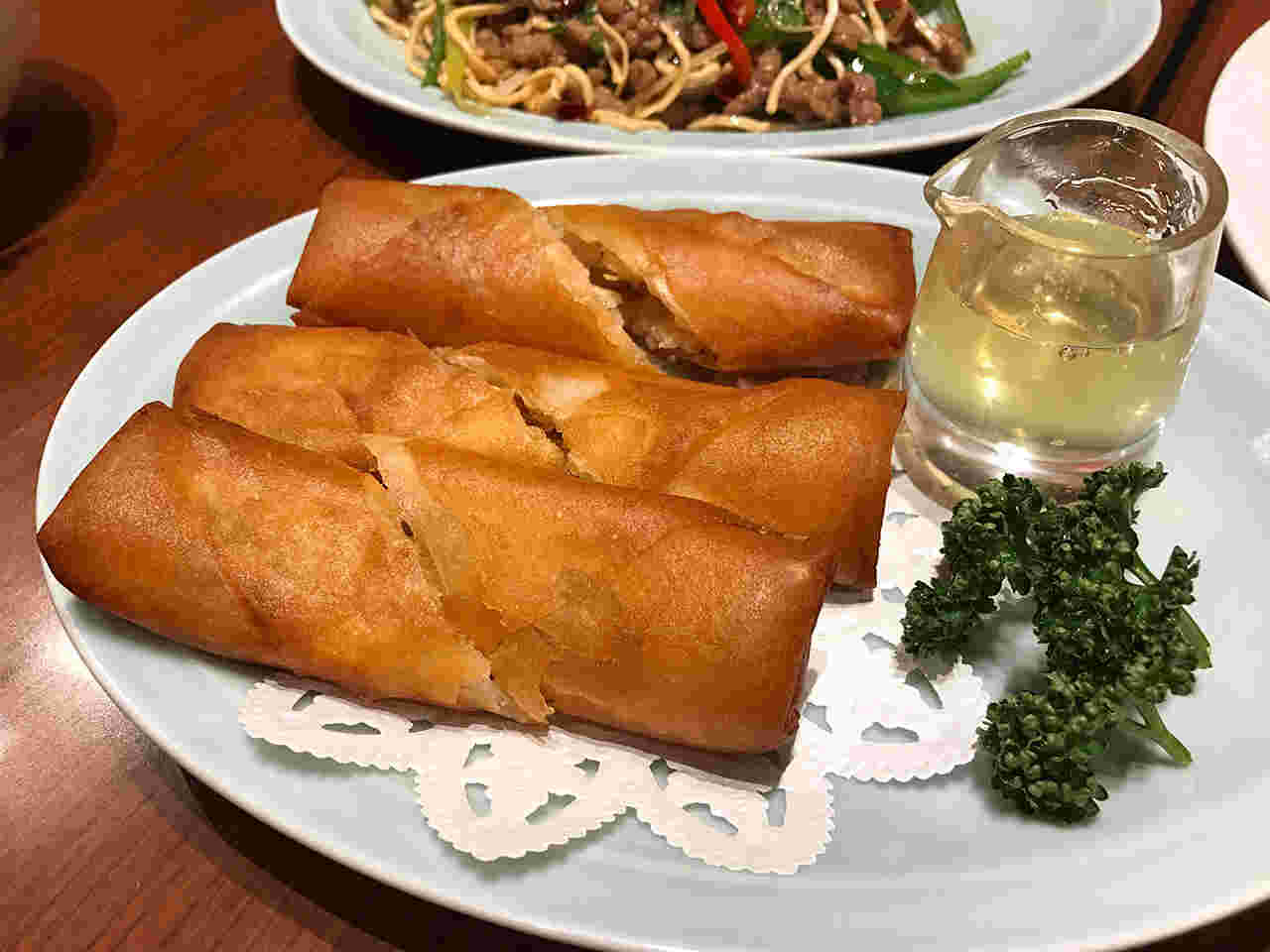 銀座天龍の春巻き。ハチミツをかけて食べます。
