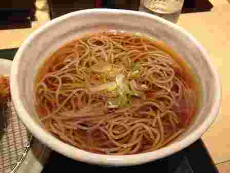 alt="立ち食いそばのそばの画像"