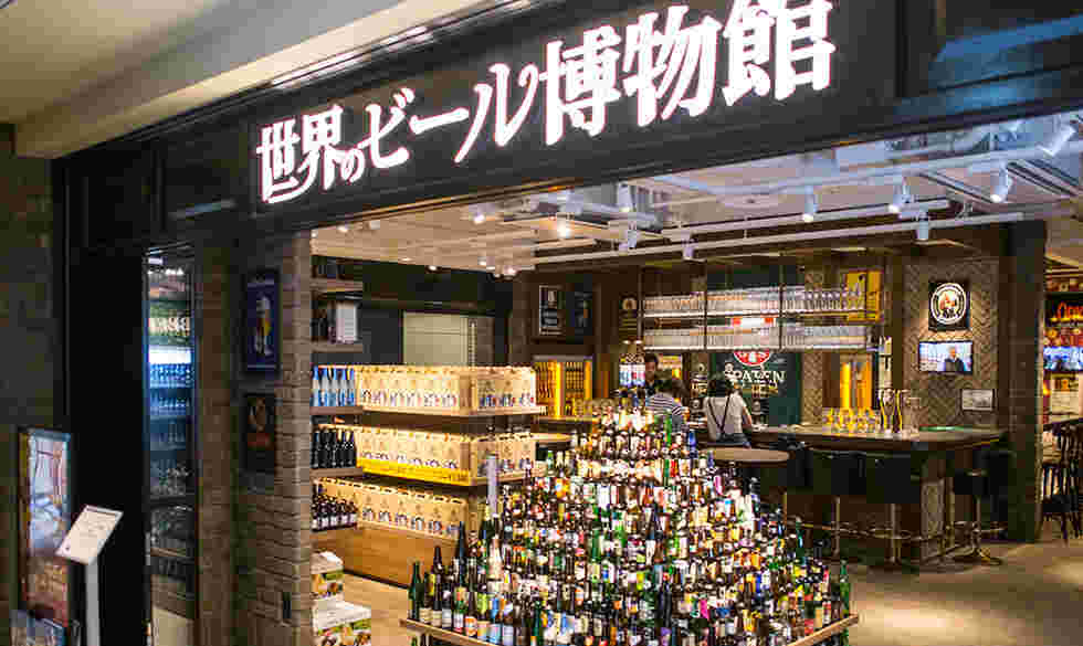 店内の入り口に世界のビールを積み上げています