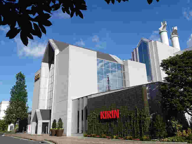 キリンビール工場の大きな白い建物です