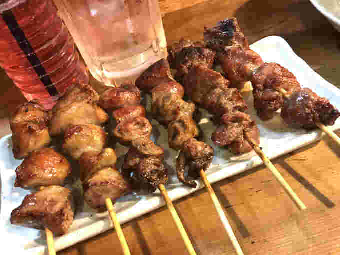 お皿に並ぶ焼き鳥