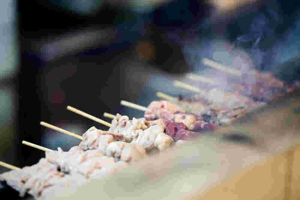 焼き鳥が焼かれている
