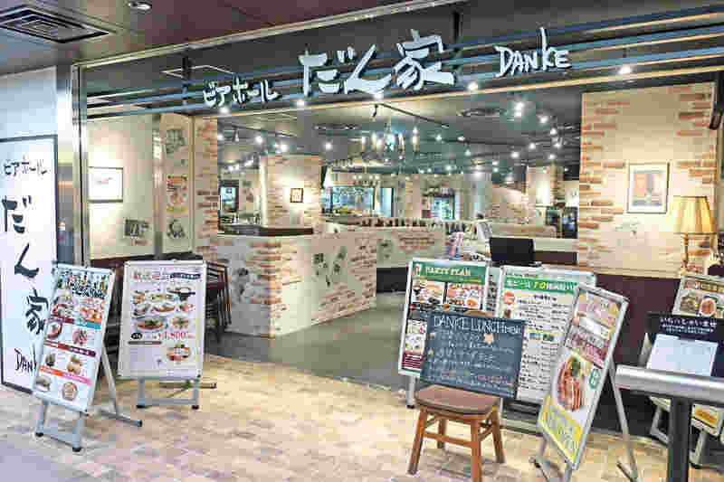 店前に立て掛けメニューが複数おいてあります