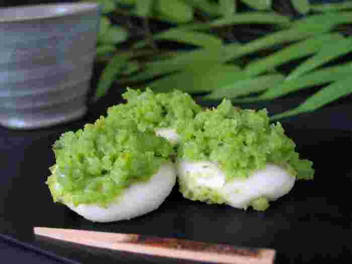 すり潰した枝豆をかけて作った仙台の名物ずんだ餅です。