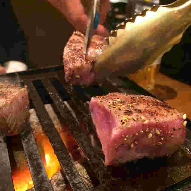 お肉の表面を炙り焼き