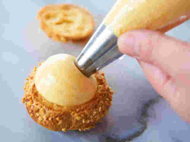 搾りたてのクリームを載せているシュークリーム
