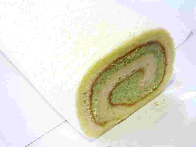すり潰した枝豆を中に巻き込んだずんだロールケーキです。