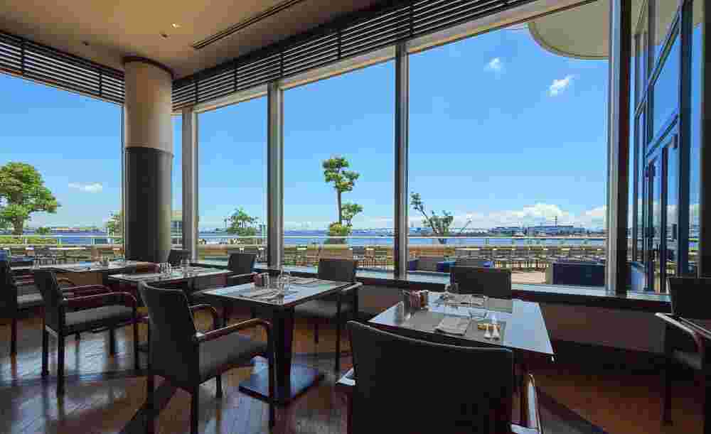 海辺のホテルレストラン