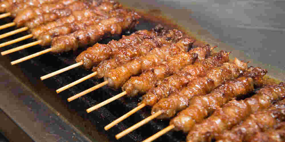 とりかわぐるぐる巻きが焼かれている様子