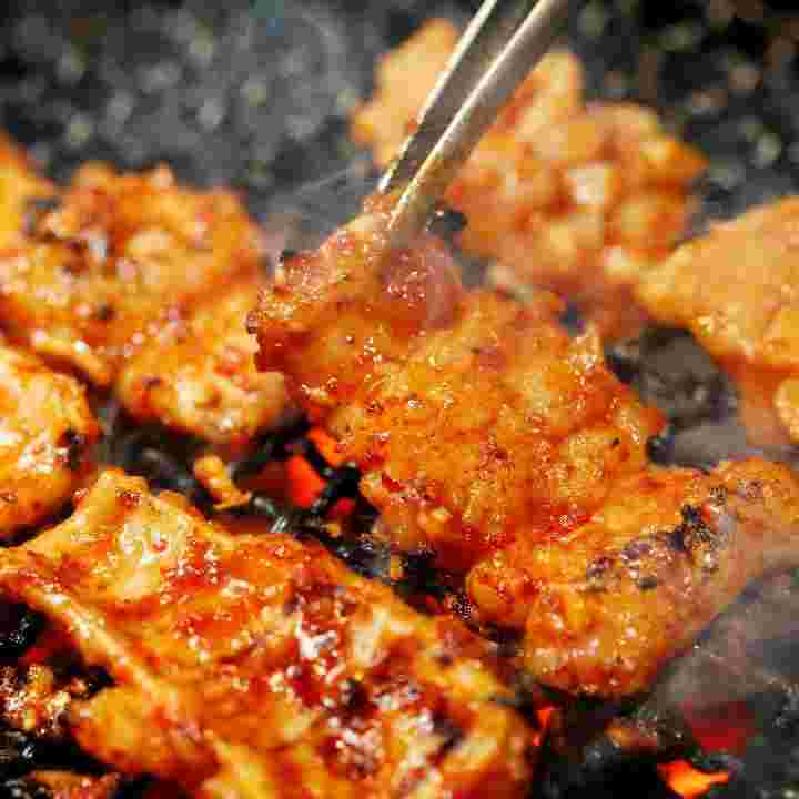 今にも音が聞こえてきそうな焼肉