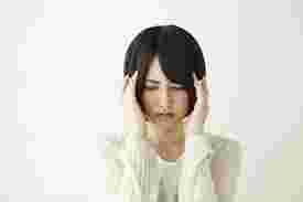 女性がダイエットで頭痛をおこしている