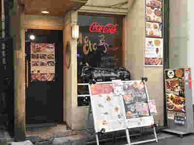 肉バルChaChaの入口