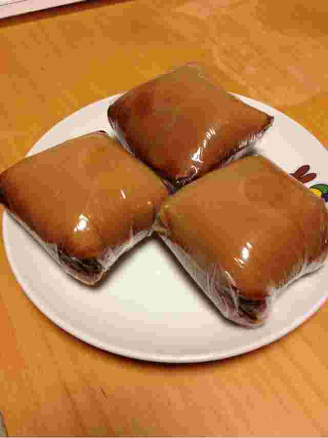 ボリューム感たっぷりの四角い形をしたアンコヤのどら焼きです。