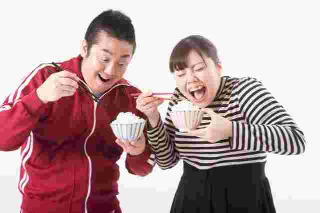 ご飯をみつめる男女