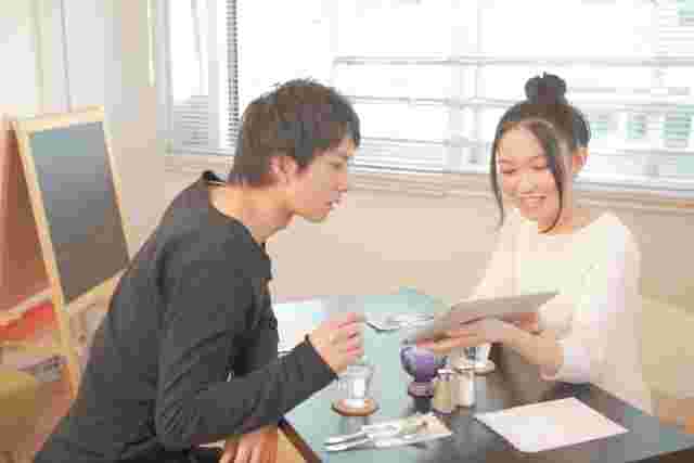 メニューを眺める男女