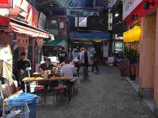 上野のお店の前にもテーブルを出した居酒屋