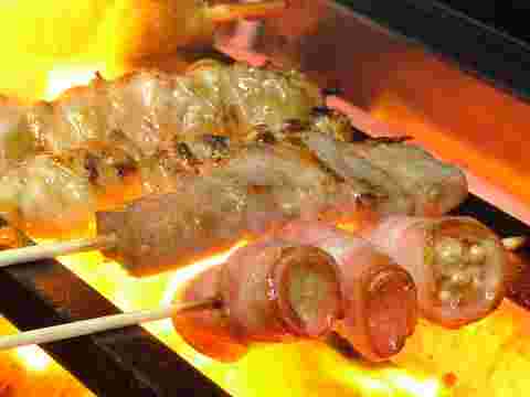 じっくりと焼かれている焼き鳥