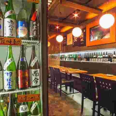 厳選された日本酒が並ぶ店内