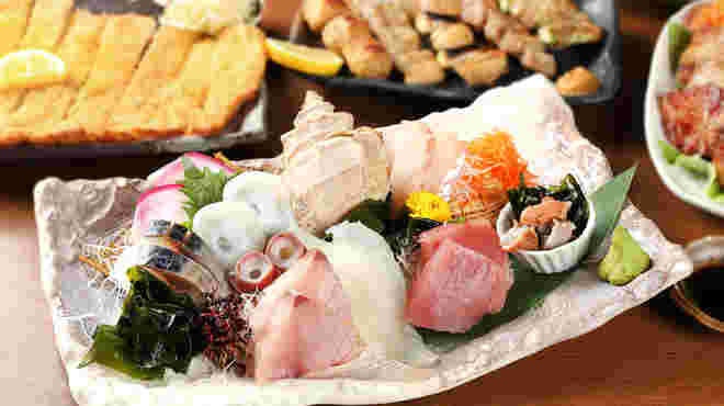新鮮な魚介類のお造り盛り合わせ