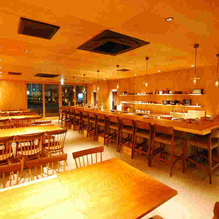木の温もりのある和モダンの店内
