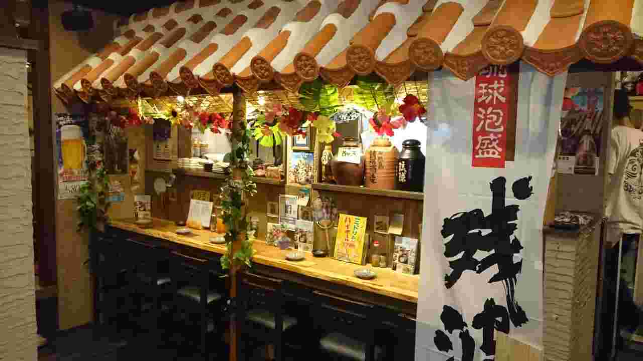 沖縄を感じられるカウンター席