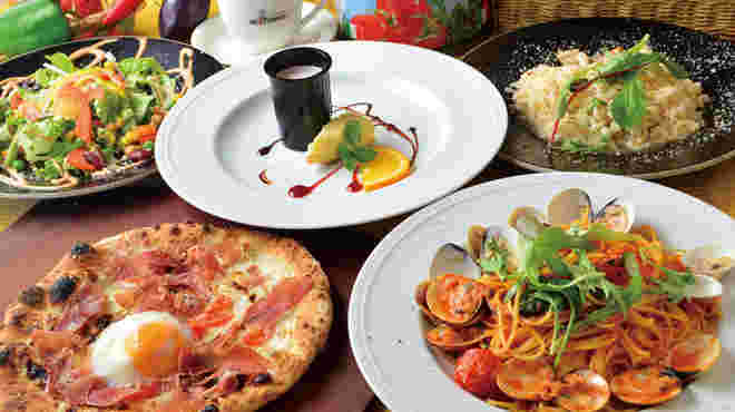 イタリア料理が並んだテーブル