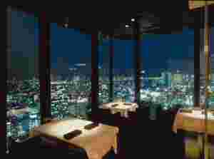 レストランの窓から見える夜景