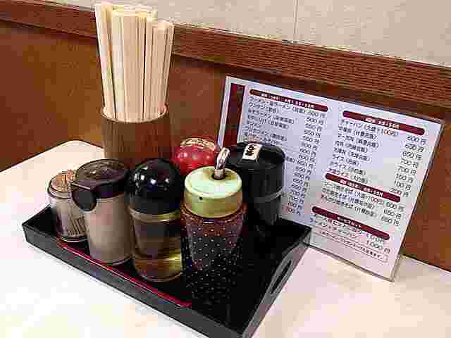 卓上の調味料とメニュー表