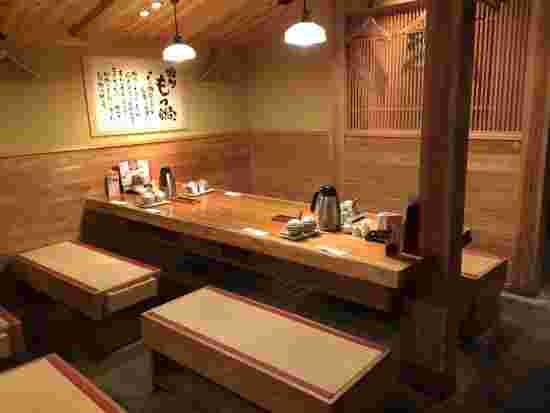 店内、テーブルと座席