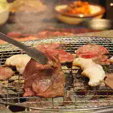 焼肉を焼いている様子