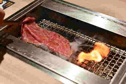 焼肉を焼いている様子