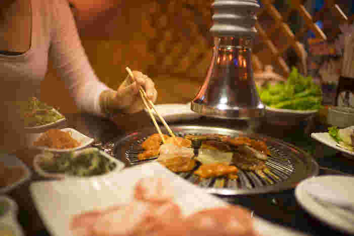 焼肉を焼いている様子