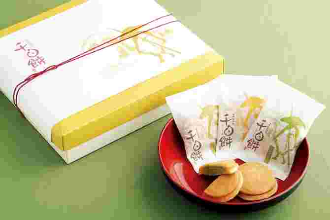 修行僧の編み笠に似た形で、賞味期限が長めのお菓子が千日餅です。