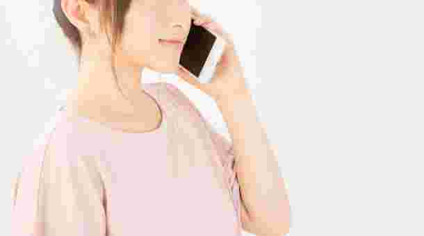電話をしている女性