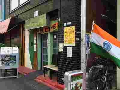 インドの国旗が目印のライトグリーンが綺麗なお店の入口