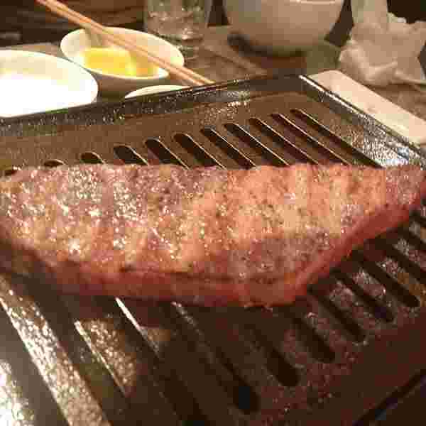 グリルで焼かれるサーロインステーキ