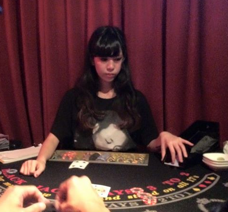 テーブルゲームを仕切っているディラーの様子