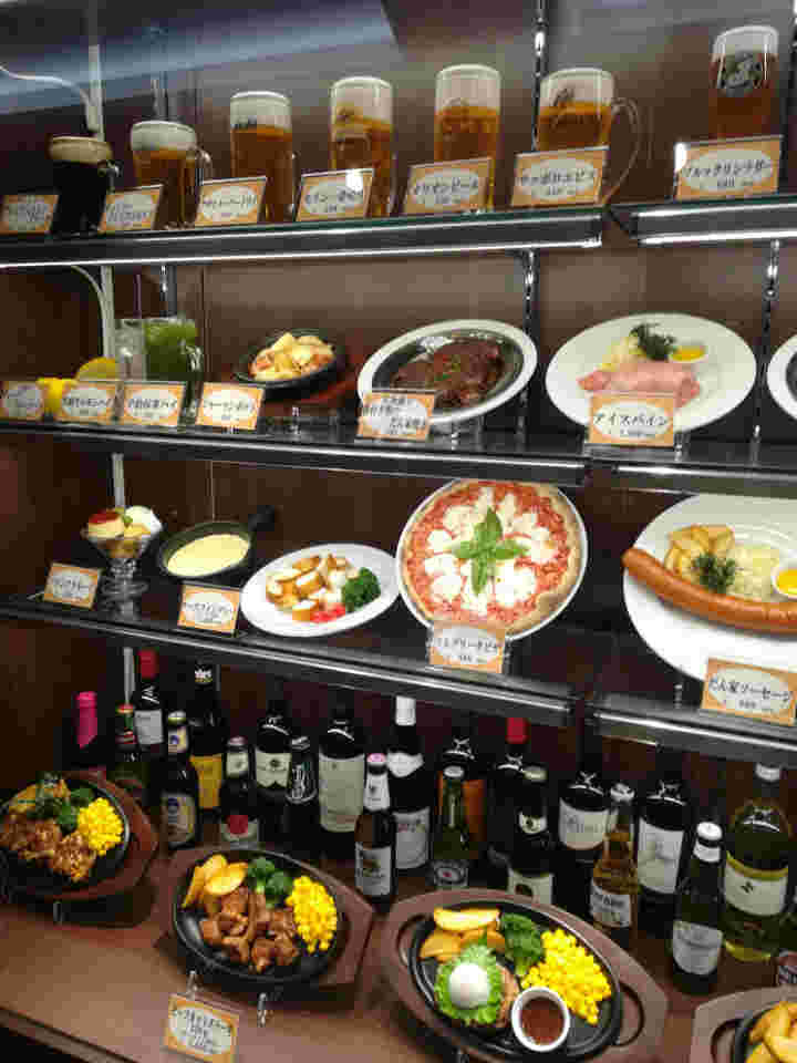 棚にビールや食事のレプリカが並べられています