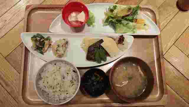 おぼんに乗せられたバランスの良い食事
