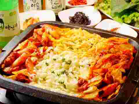 韓菜の人気ナンバーワンのチーズタッカルビ