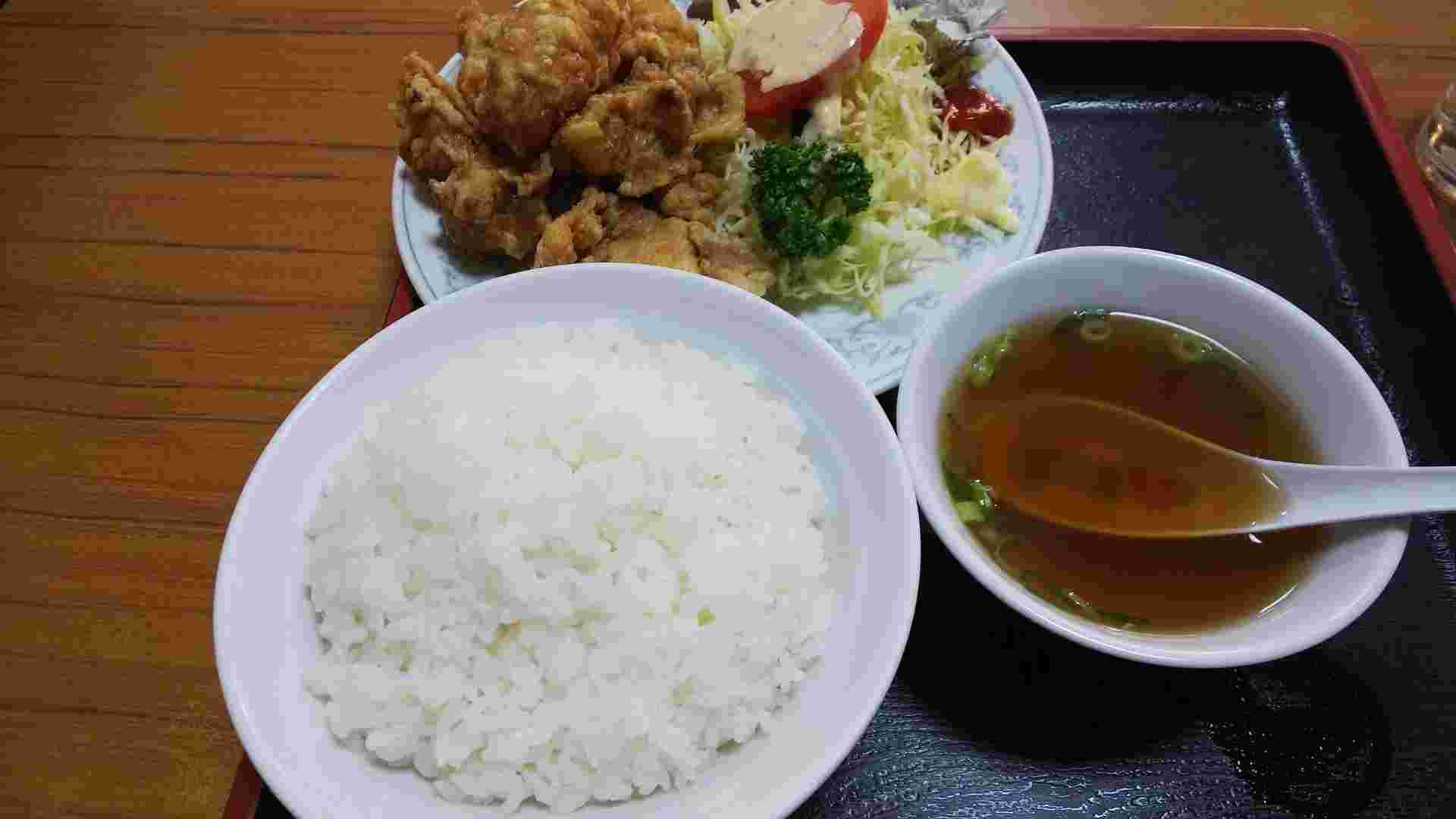 鳳鳴春の唐揚げ定食